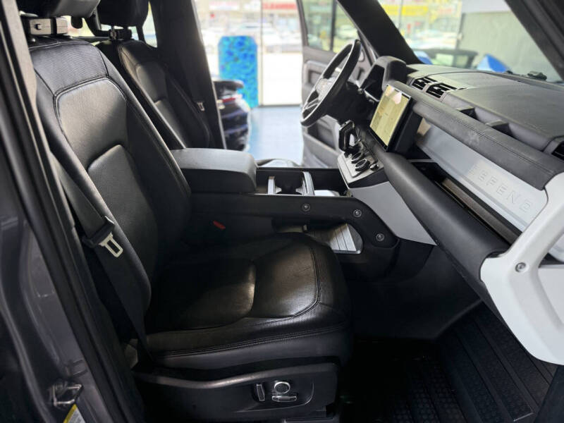 2023 Land Rover Defender 130 X-Dynamic SE AWD