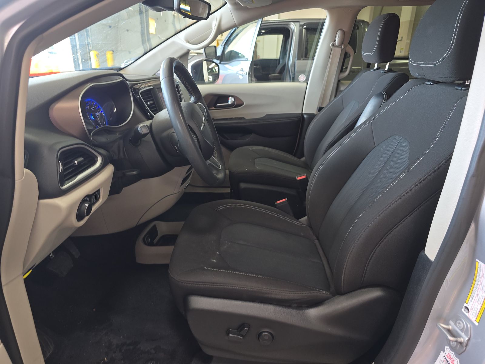 CHRYSLER VOYAGER - 8
