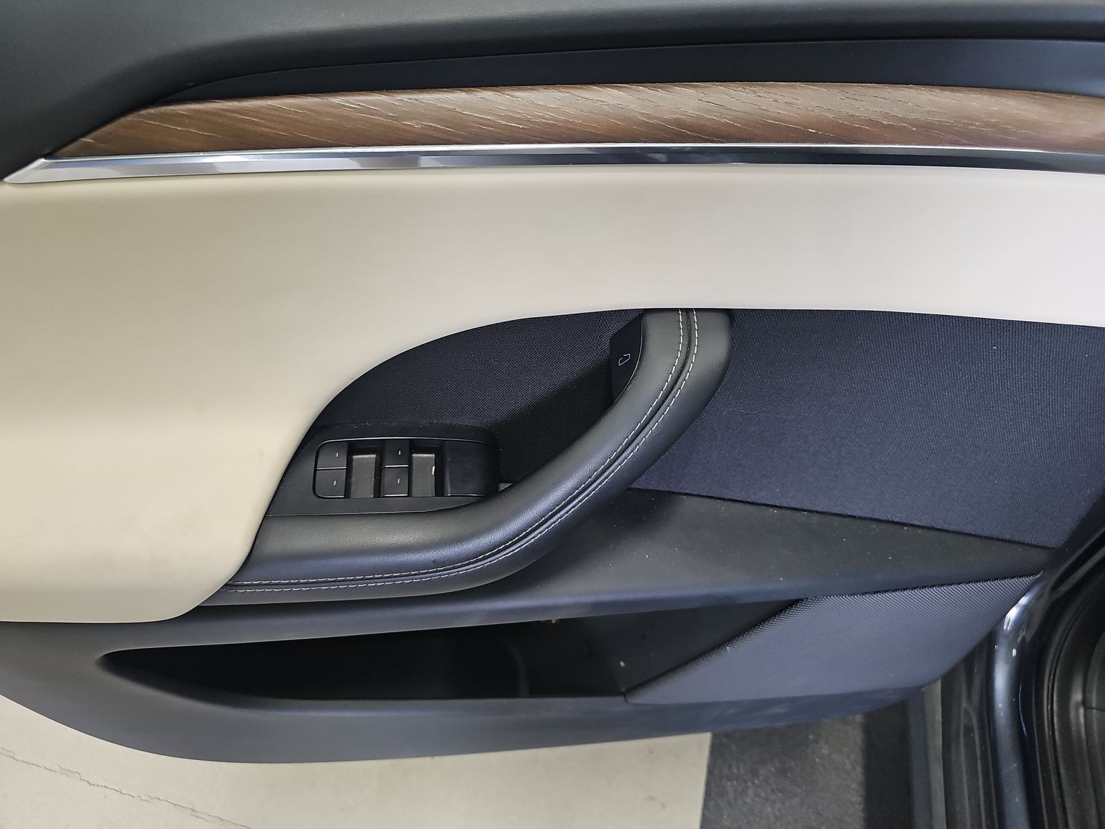 TESLA MODEL X - 10