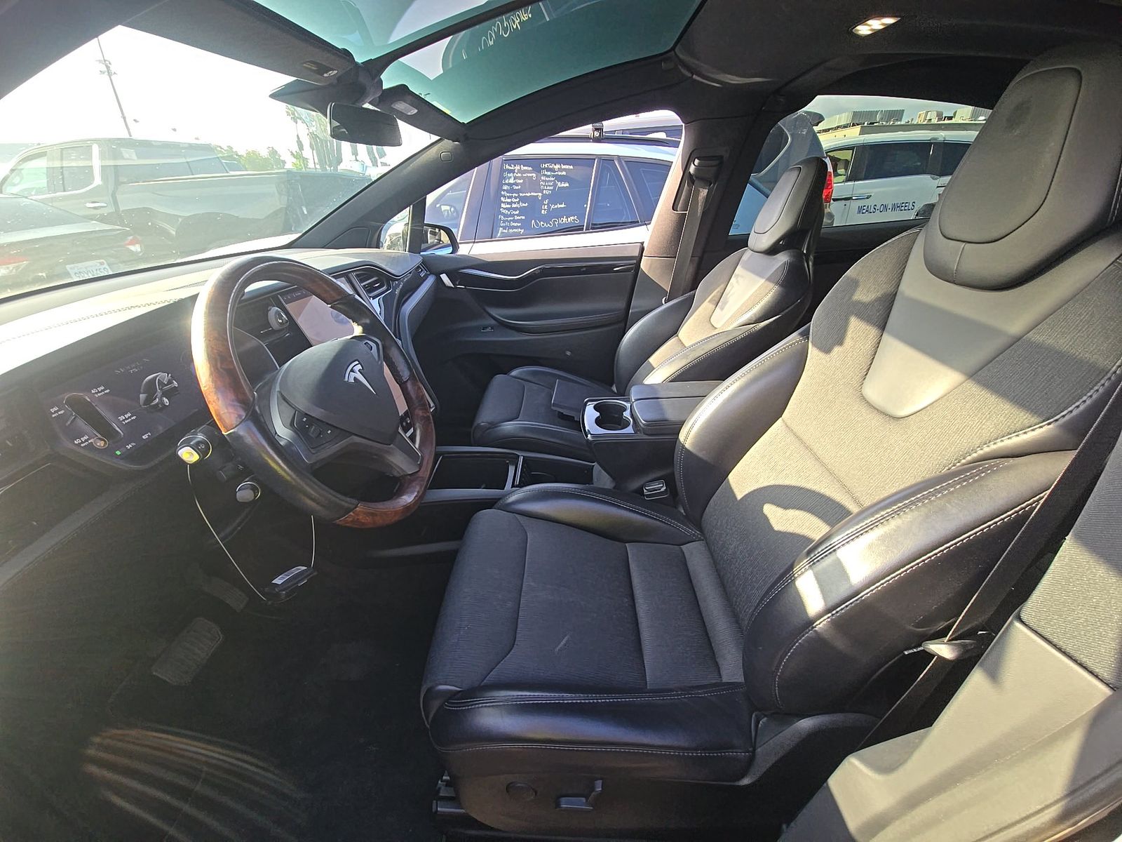 TESLA MODEL X - 8