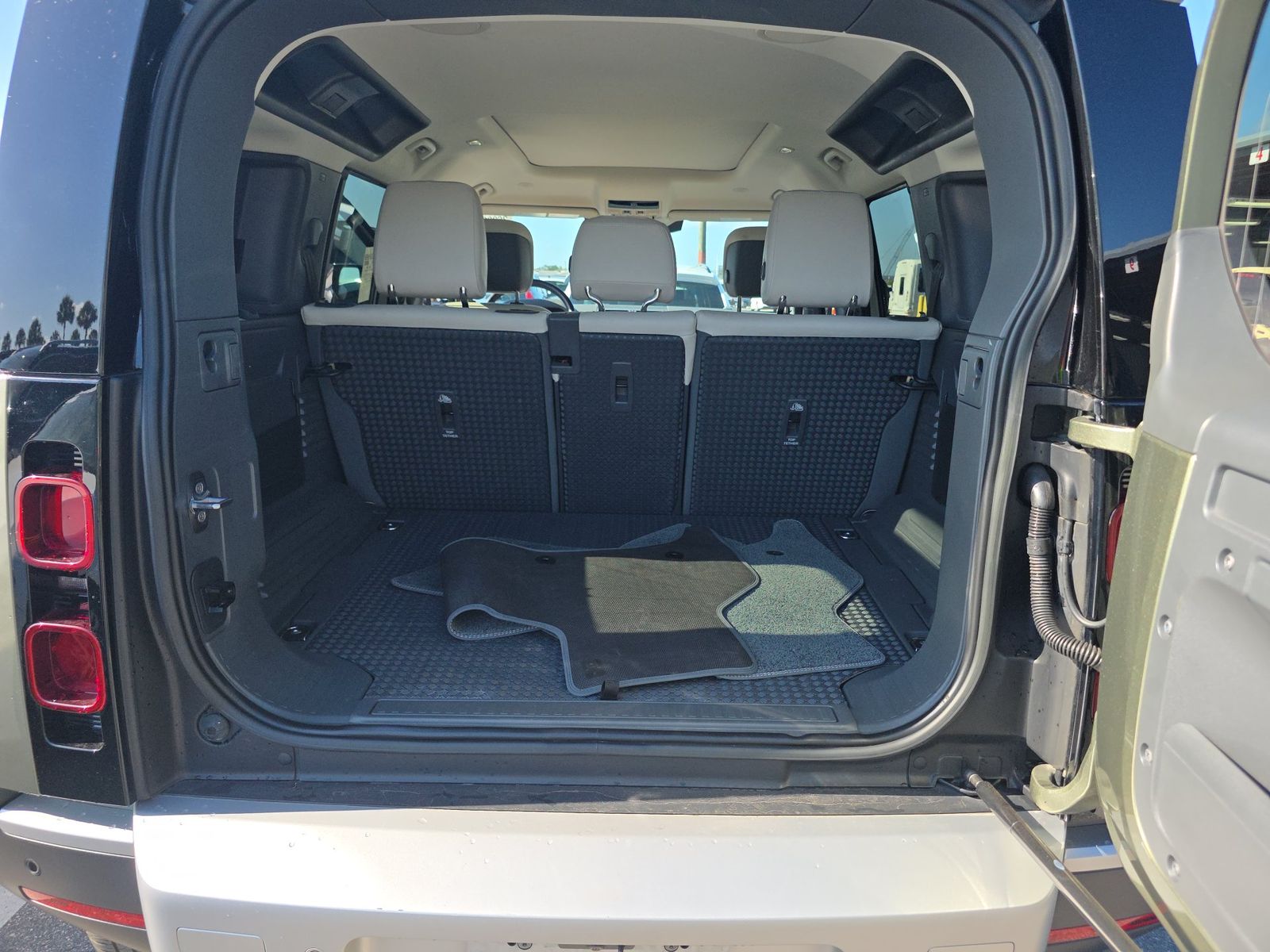 2023 Land Rover Defender 110 SE AWD
