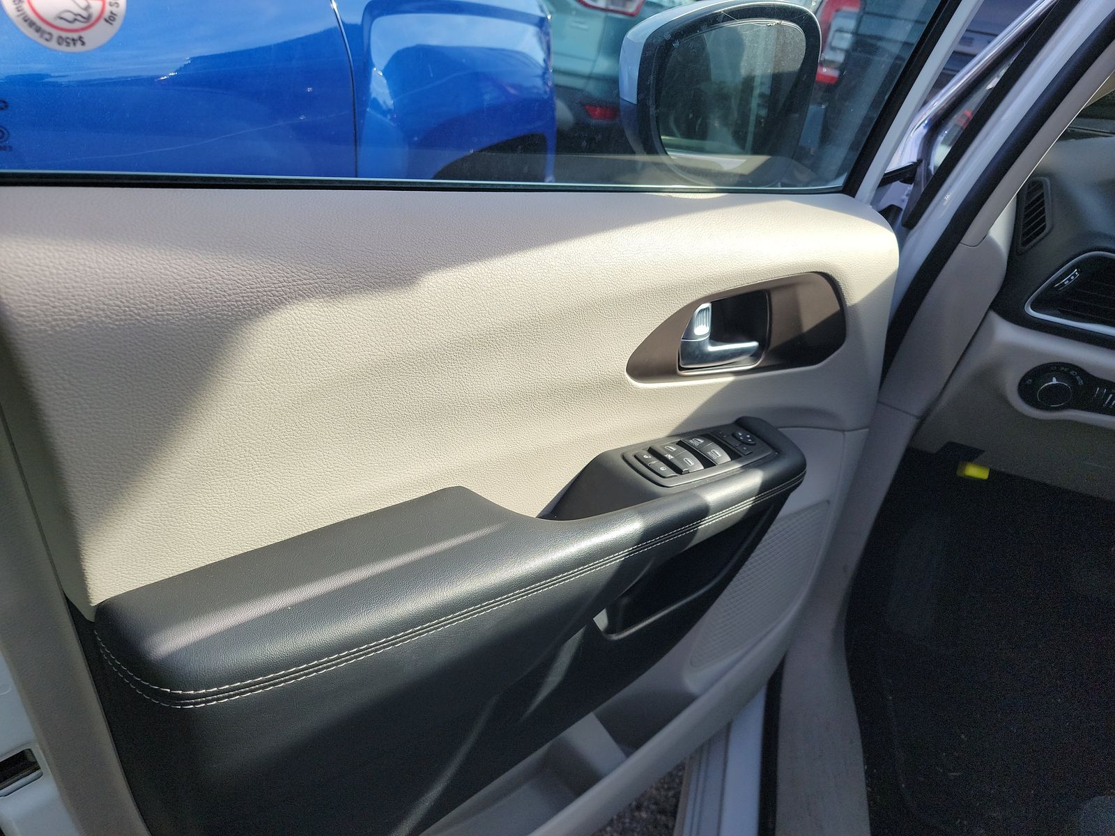 CHRYSLER VOYAGER - 10