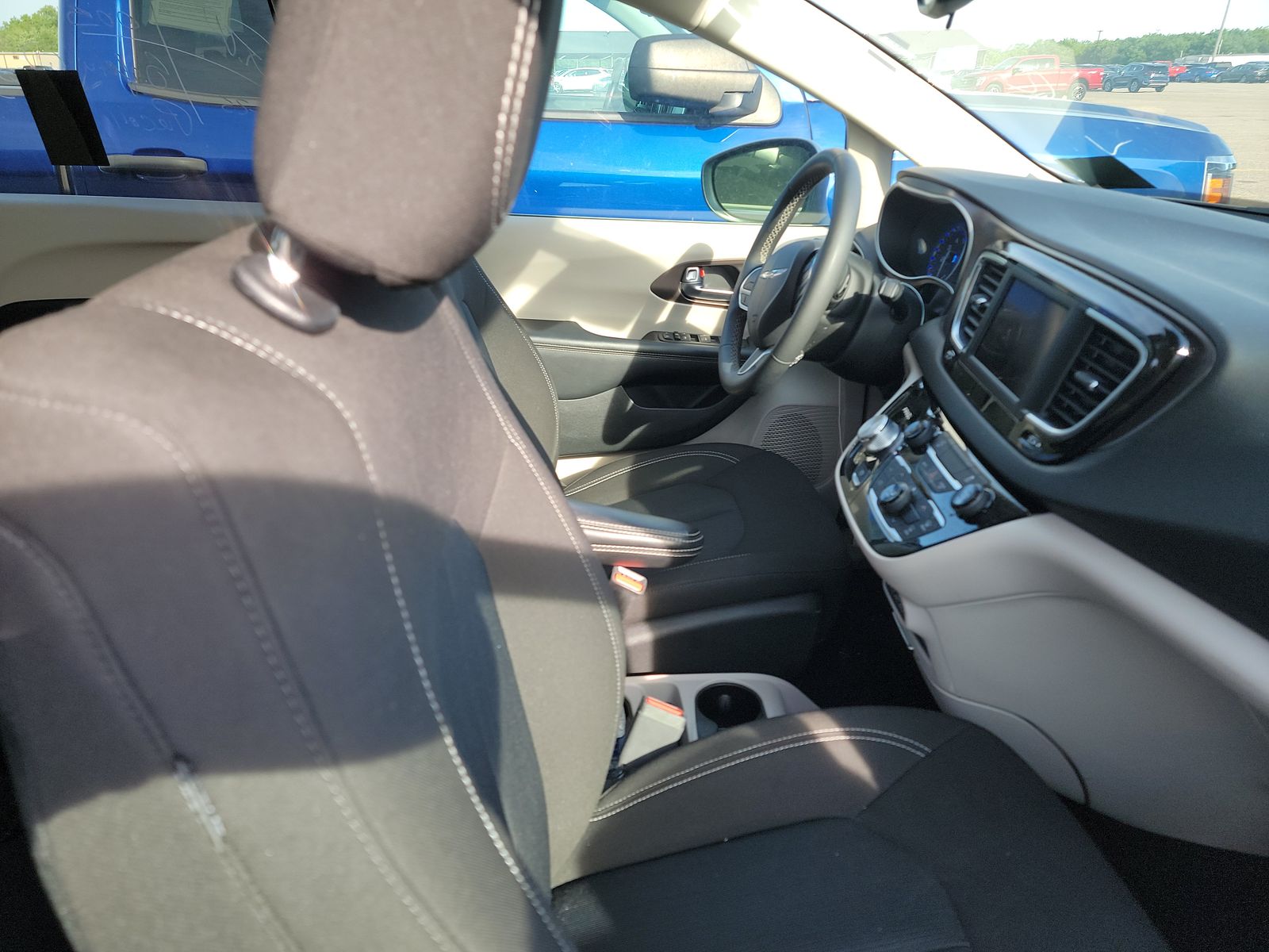CHRYSLER VOYAGER - 9