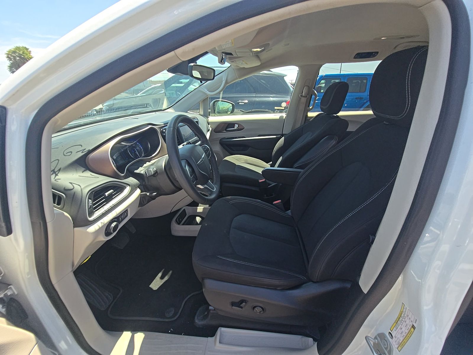 CHRYSLER VOYAGER - 8