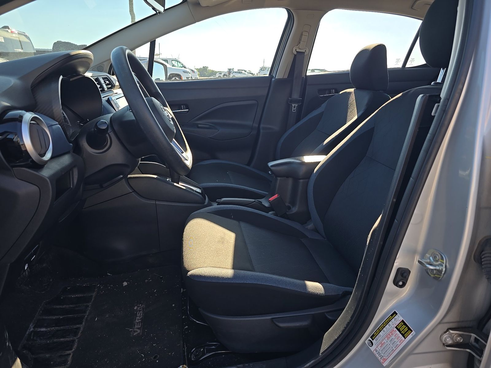 NISSAN VERSA - 8