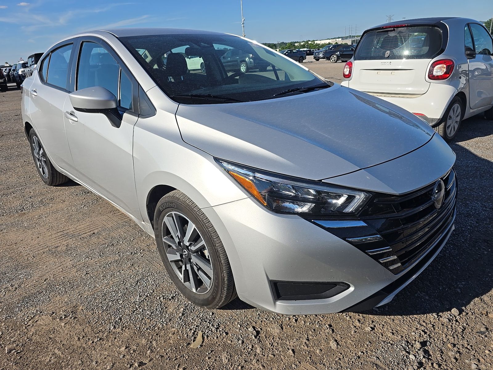 NISSAN VERSA - 4