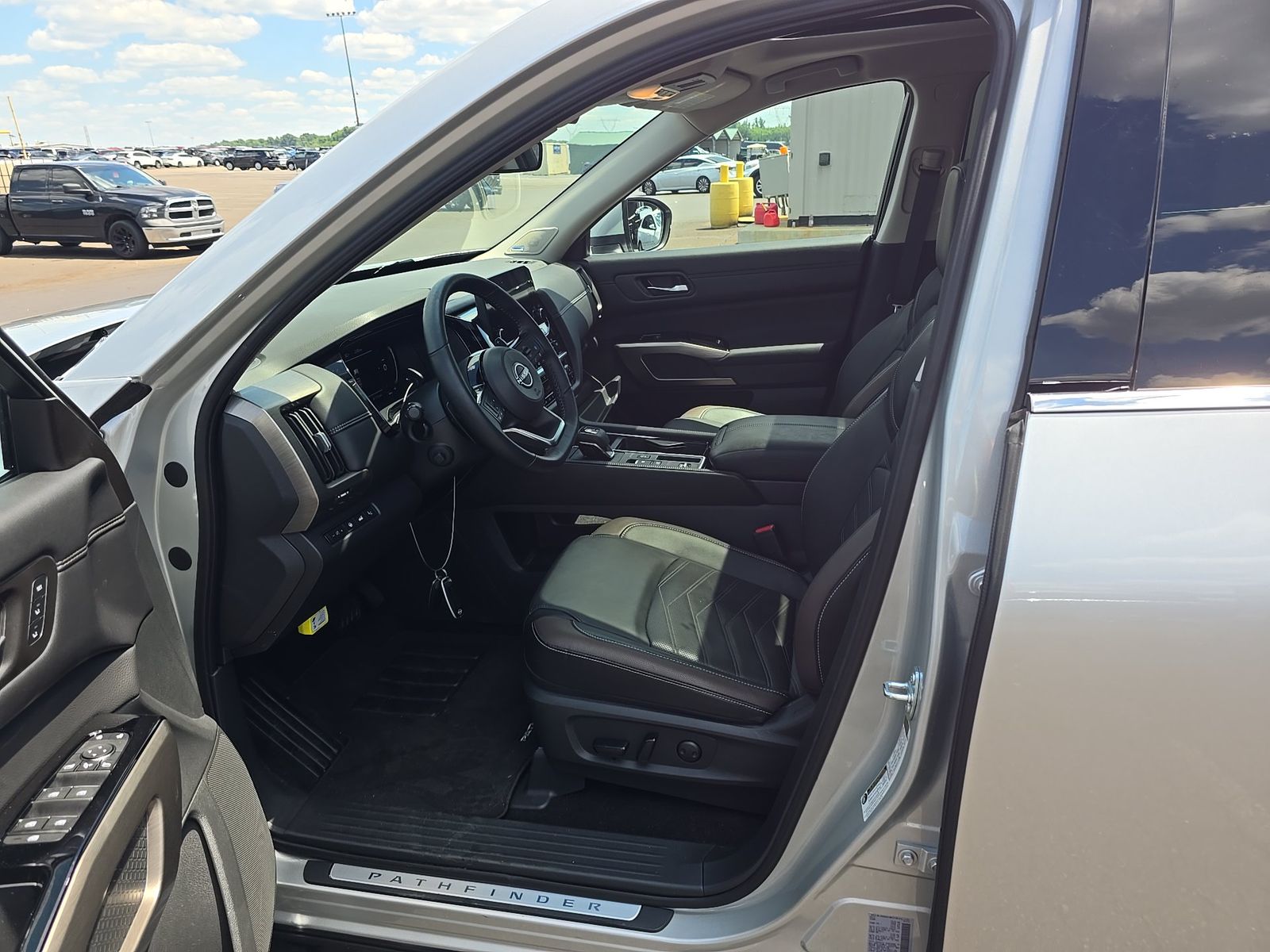 2025 Nissan Pathfinder Platinum FWD