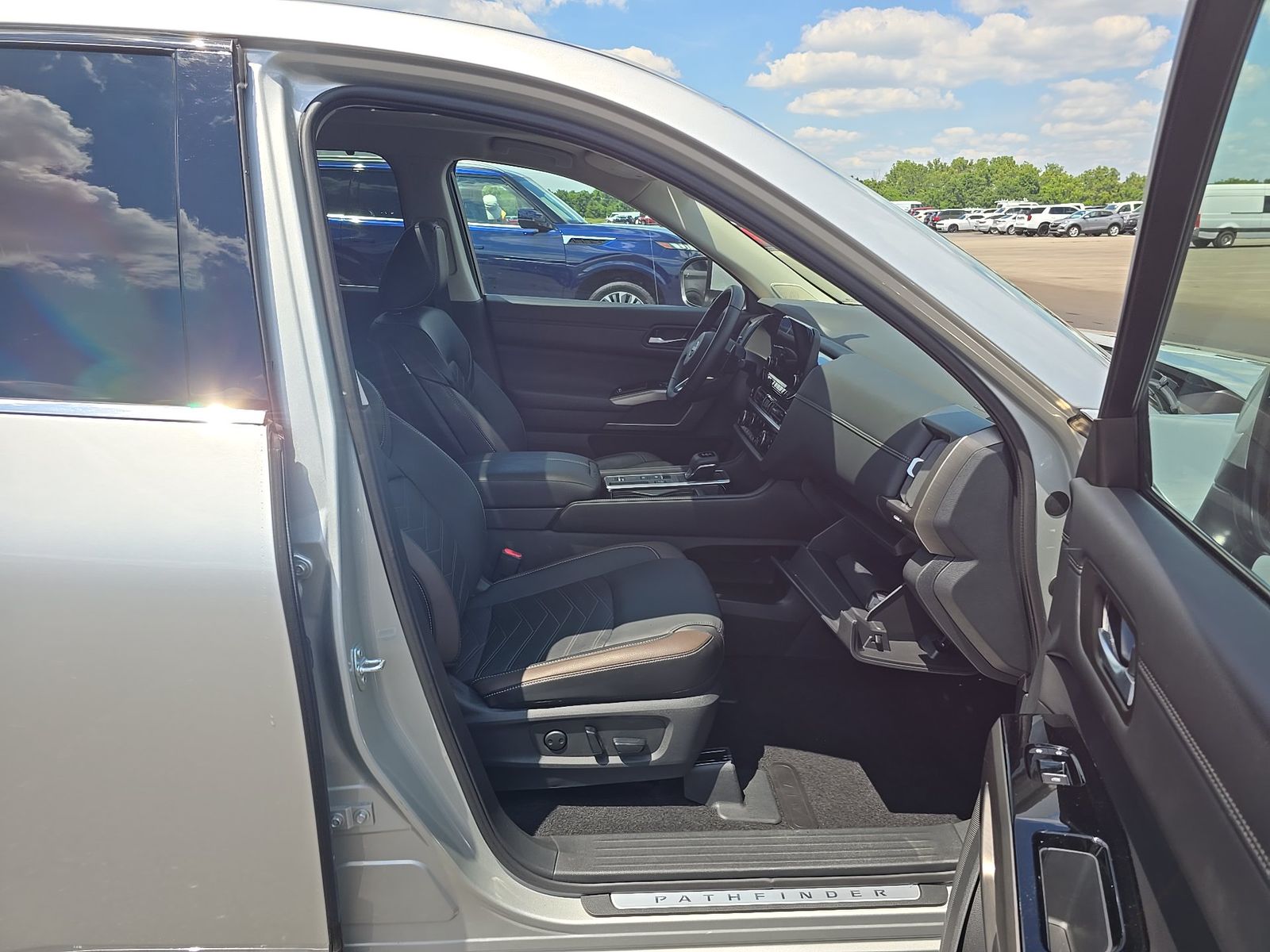 2025 Nissan Pathfinder Platinum FWD