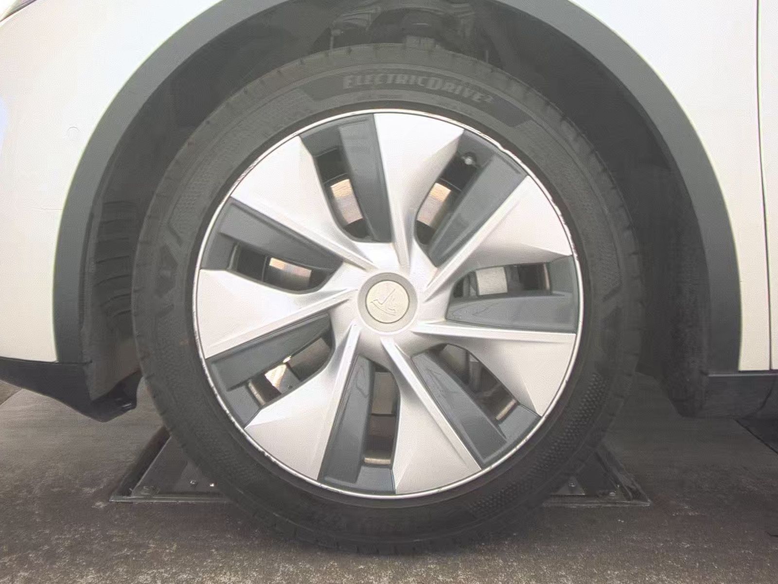 TESLA MODEL Y - 10