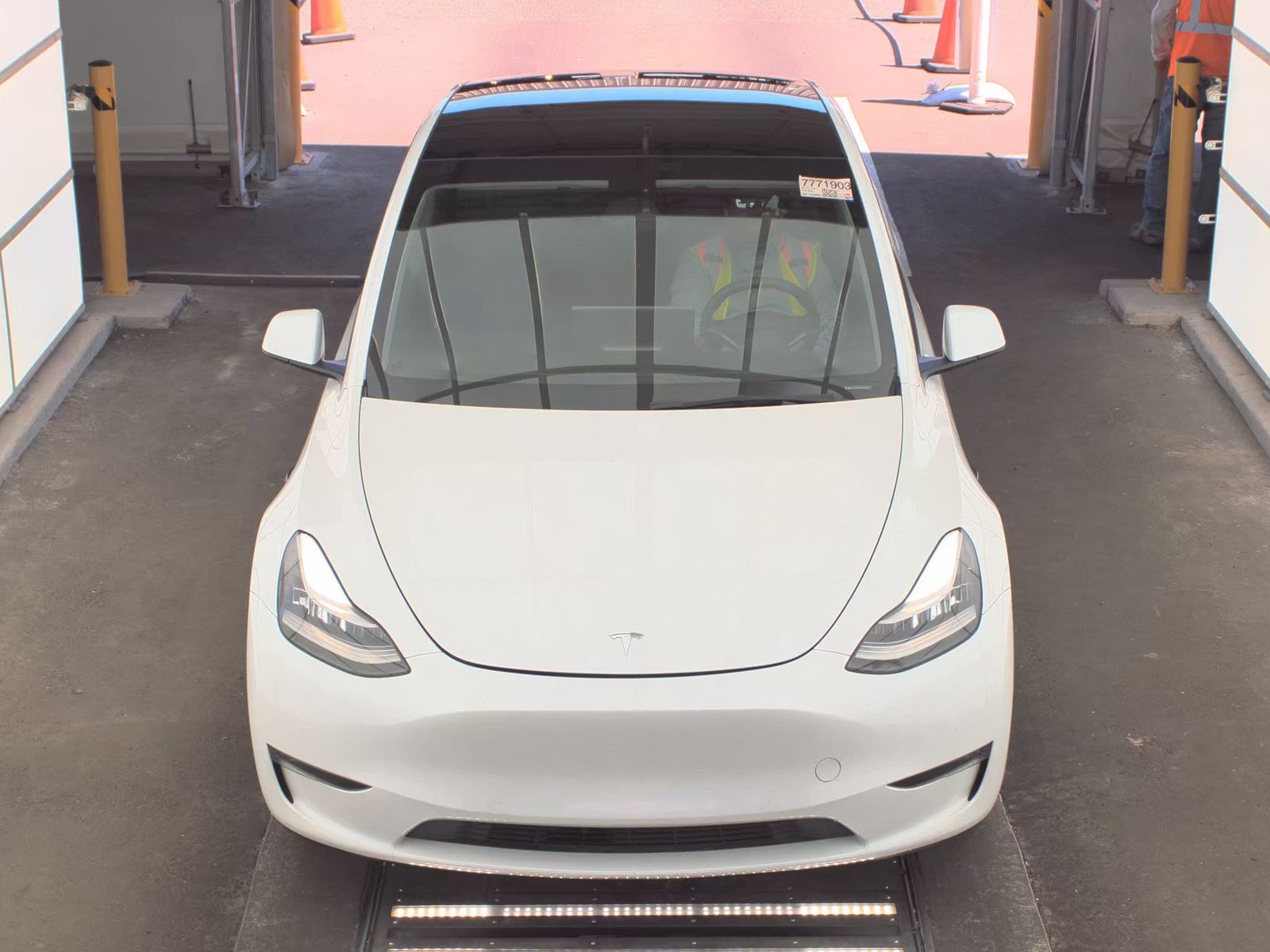 TESLA MODEL Y - 3