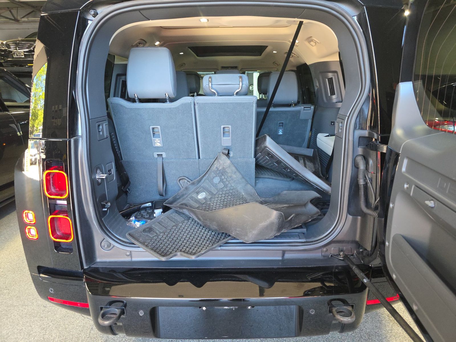 2024 Land Rover Defender 130 X-Dynamic SE FWD