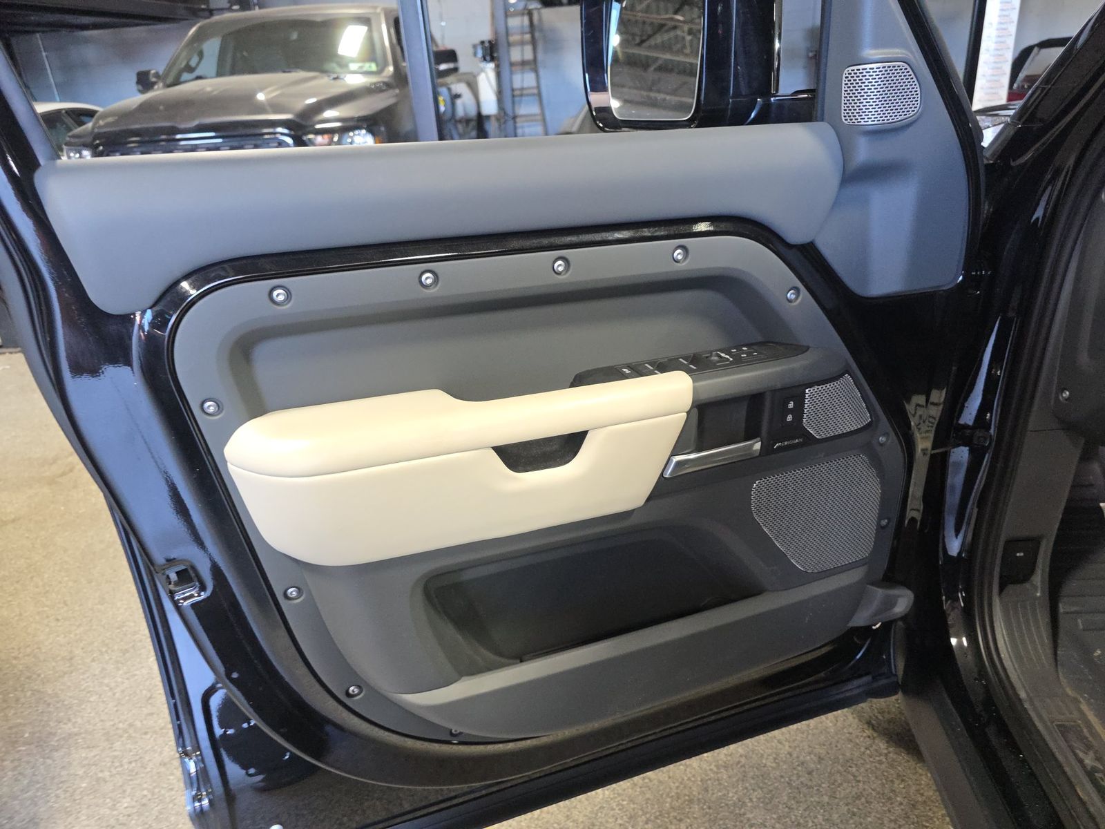 2024 Land Rover Defender 130 X-Dynamic SE FWD