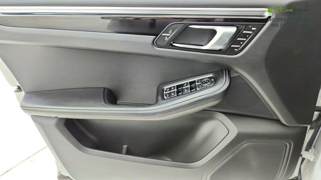 2024 Porsche Macan Base AWD