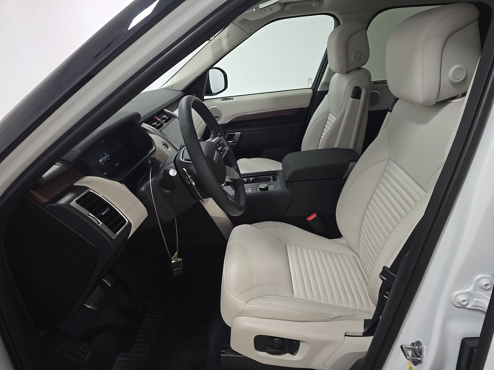 2025 Land Rover Discovery Dynamic SE FWD