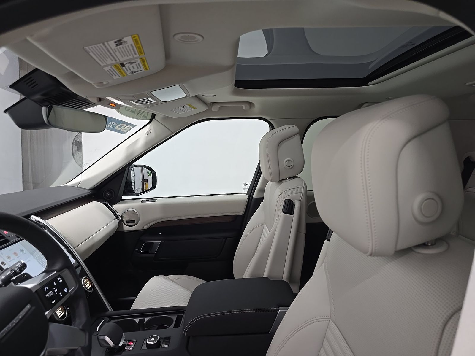 2025 Land Rover Discovery Dynamic SE FWD