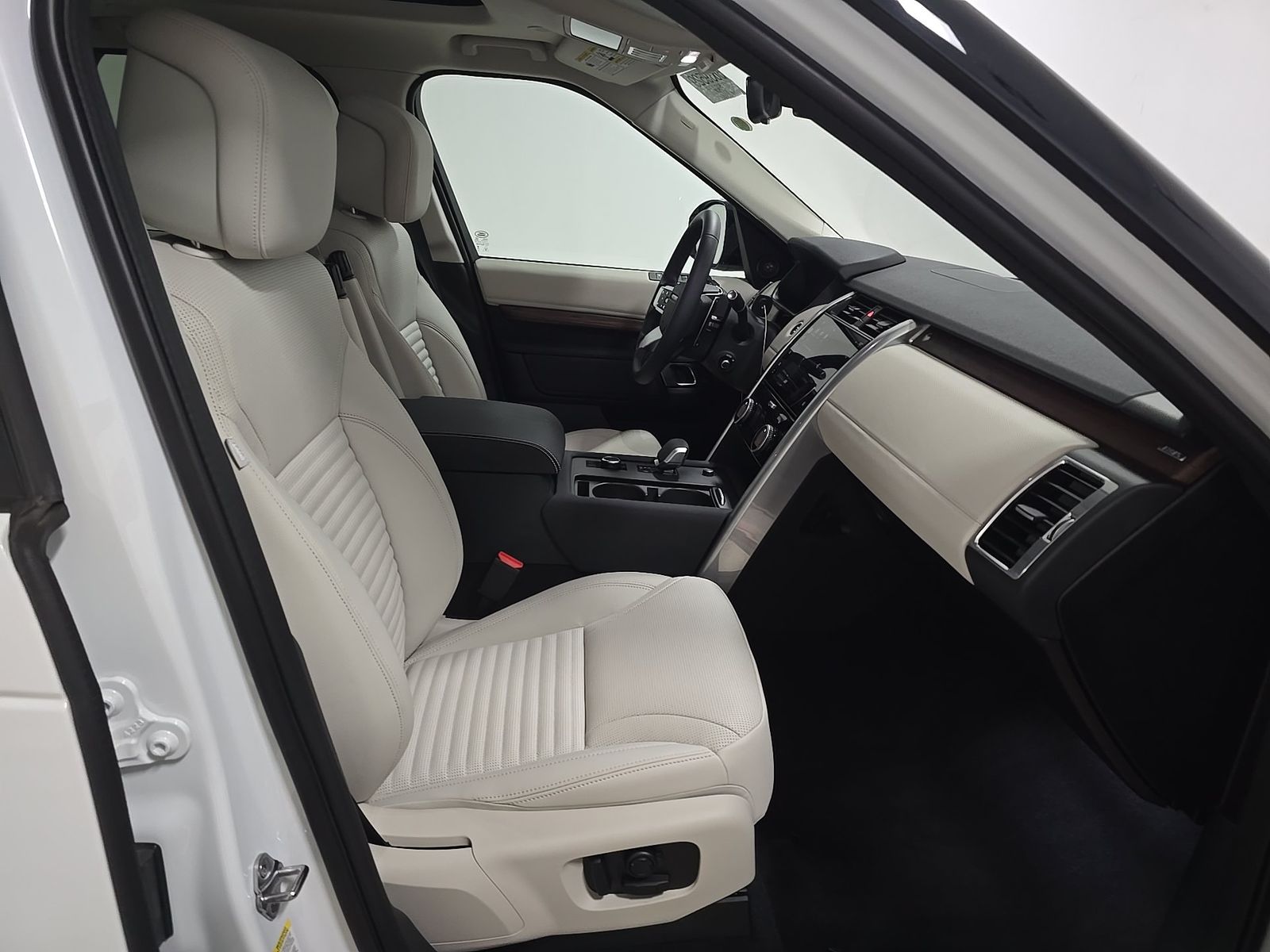 2025 Land Rover Discovery Dynamic SE FWD