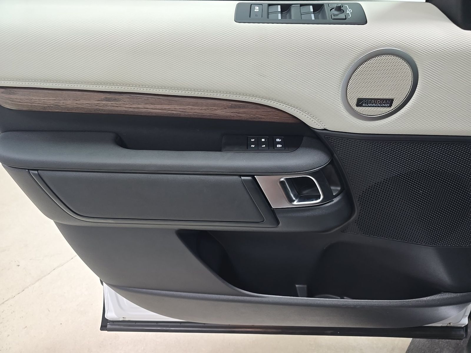 2025 Land Rover Discovery Dynamic SE FWD