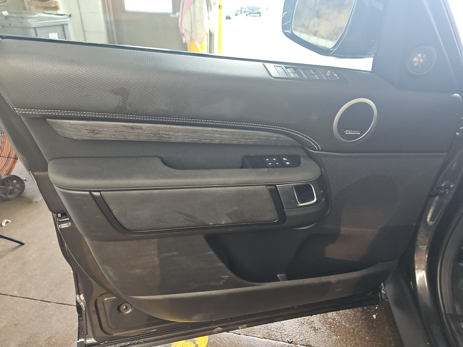 2023 Land Rover Discovery Metropolitan Edition AWD