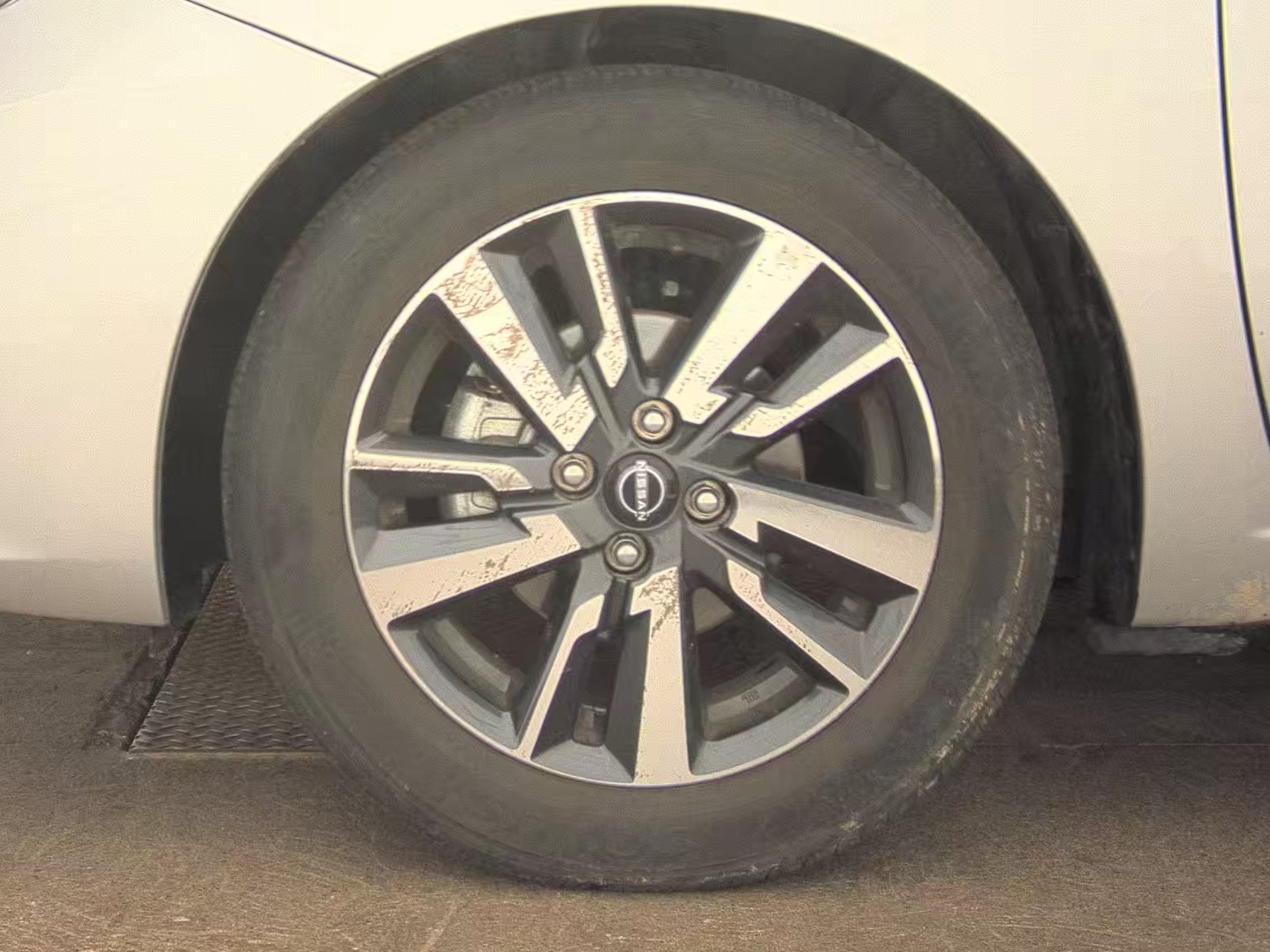 NISSAN VERSA - 10
