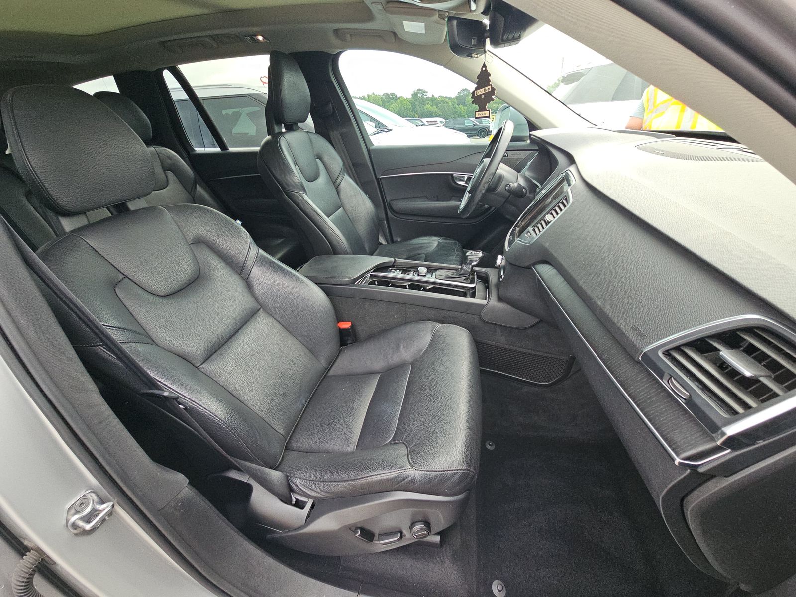 2020 Volvo XC90 T6 Momentum AWD