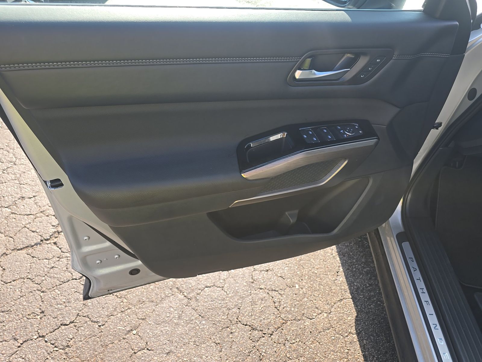 2025 Nissan Pathfinder Platinum FWD