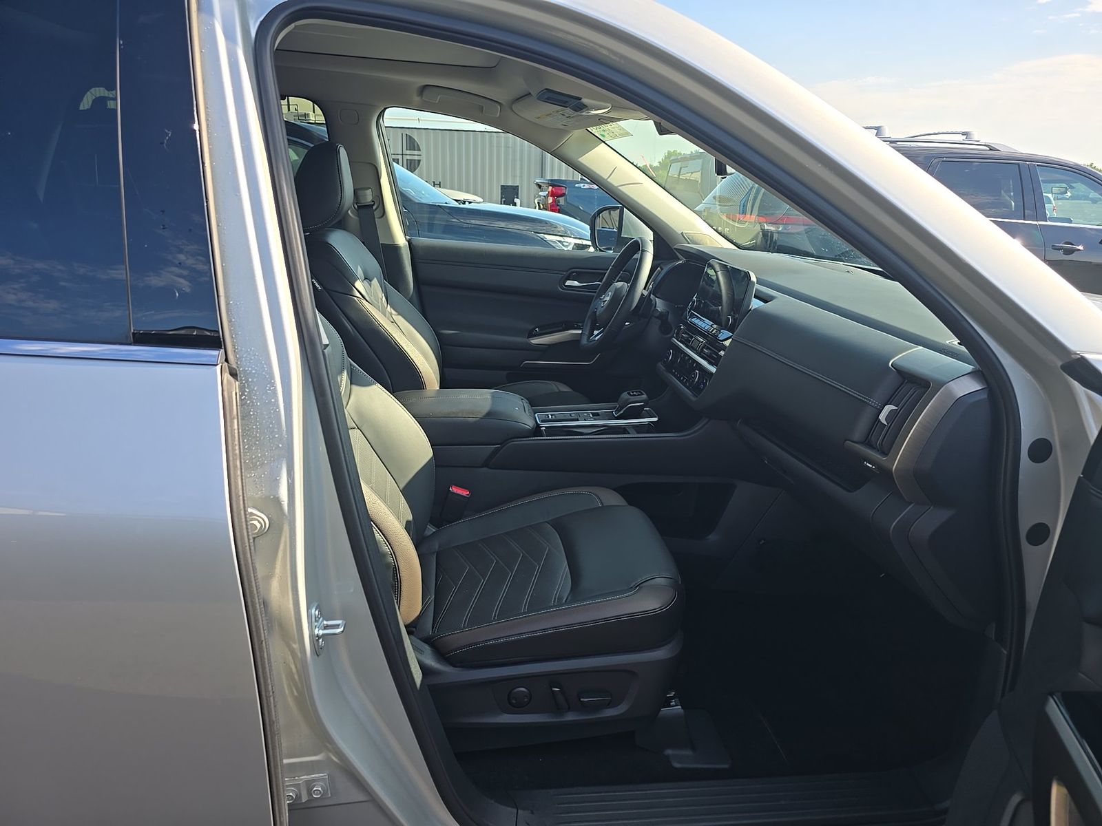2025 Nissan Pathfinder Platinum FWD