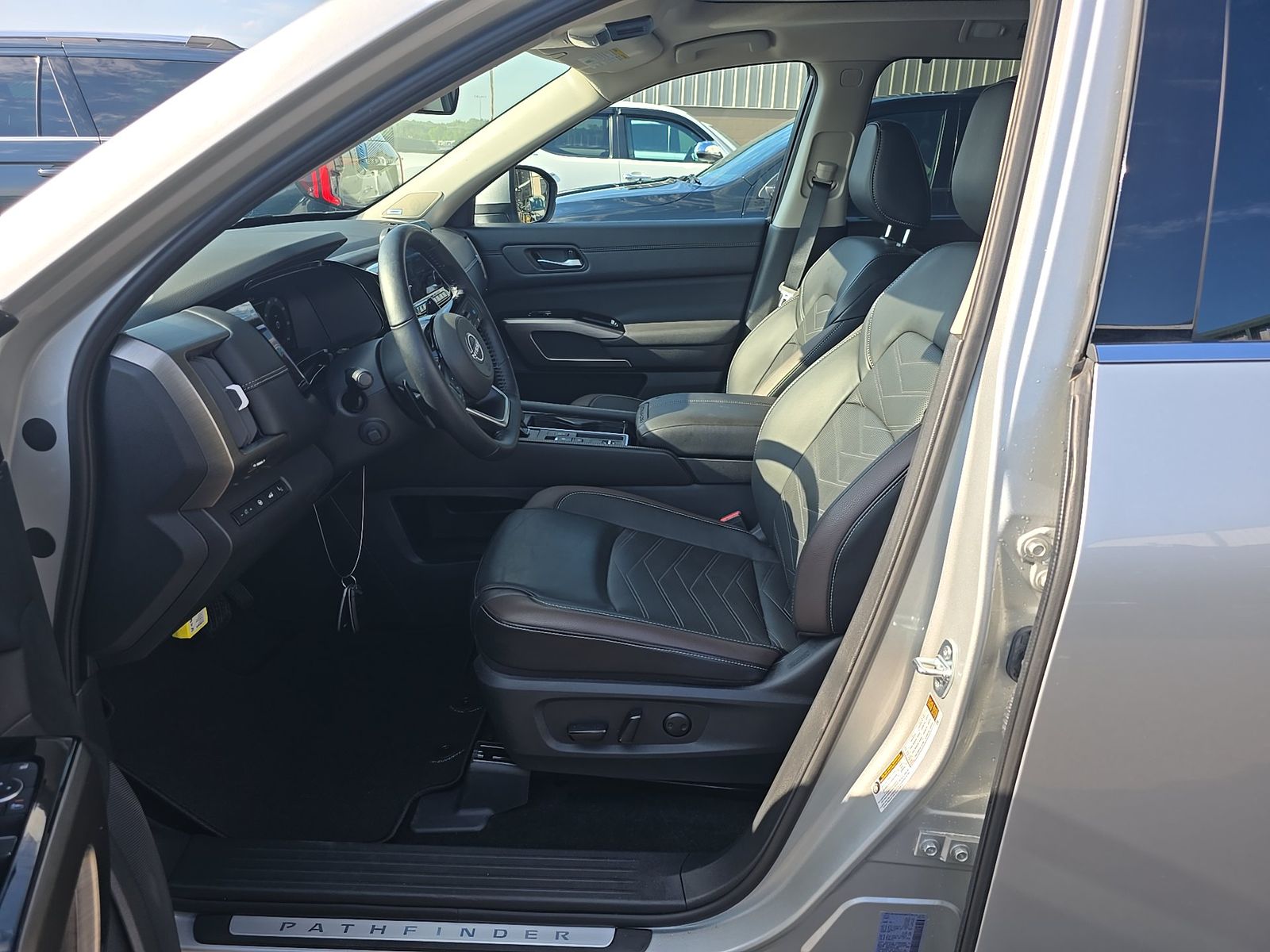 2025 Nissan Pathfinder Platinum FWD