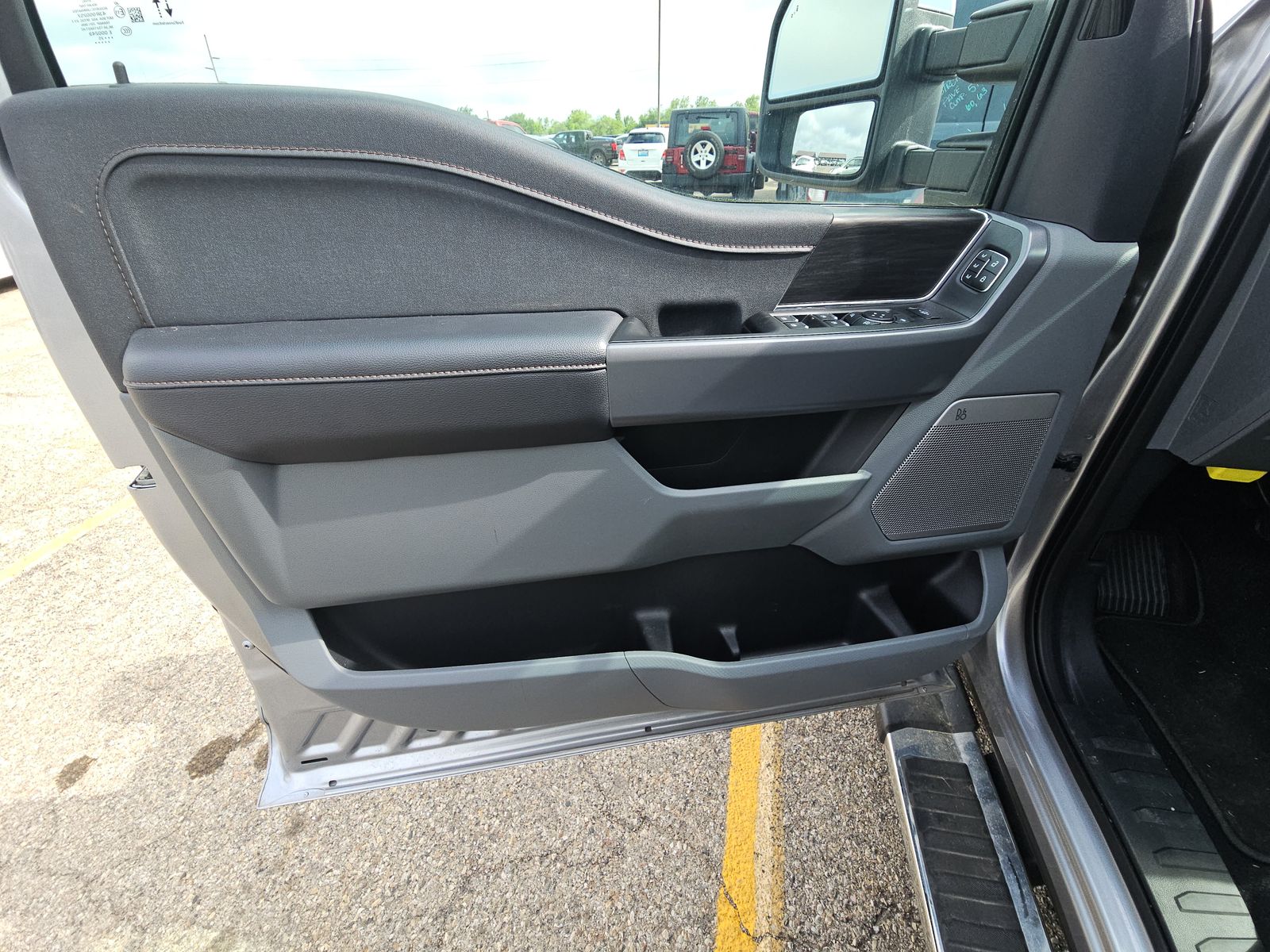 2025 Ford F-150 Lariat AWD