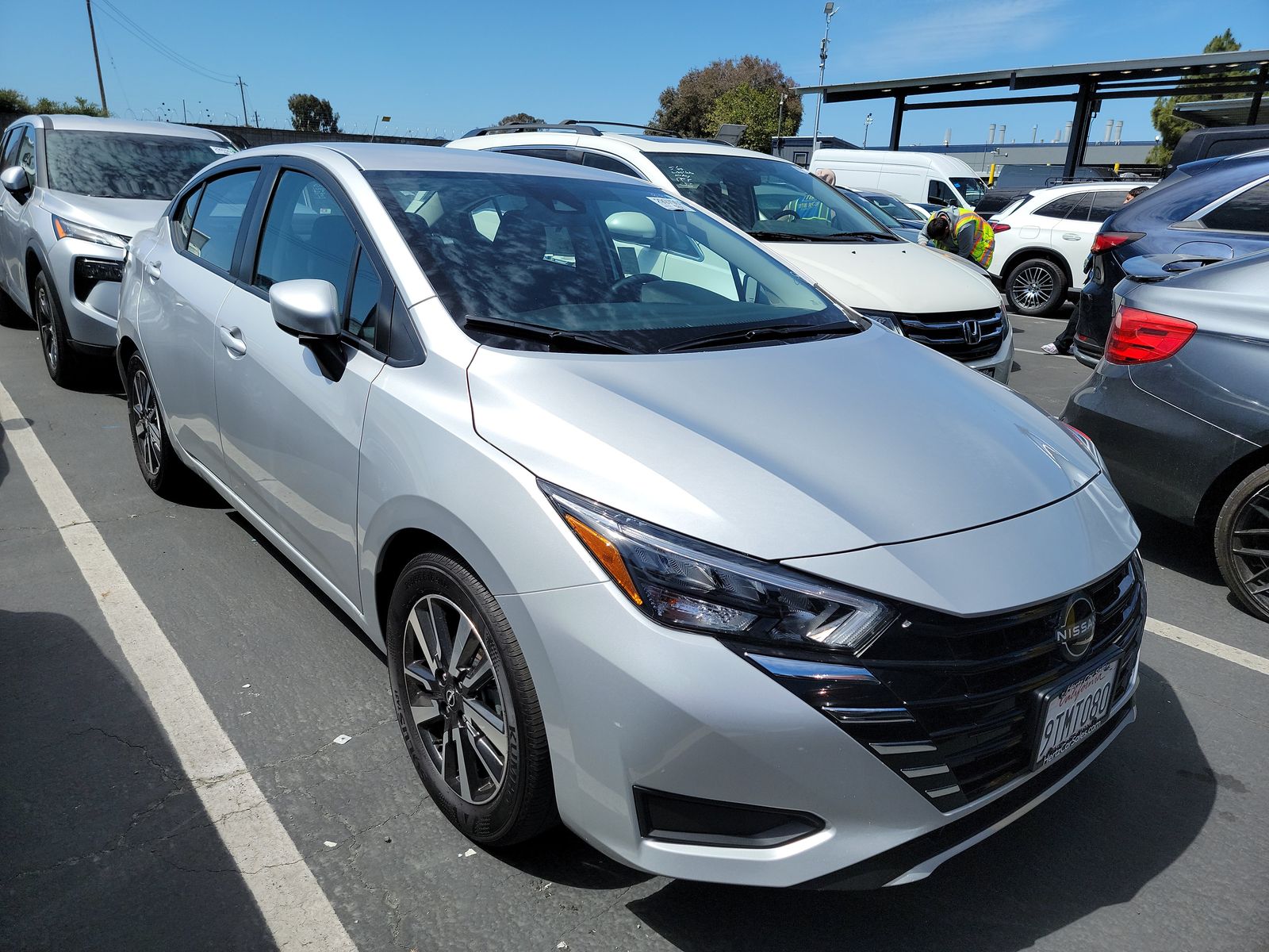 NISSAN VERSA - 4