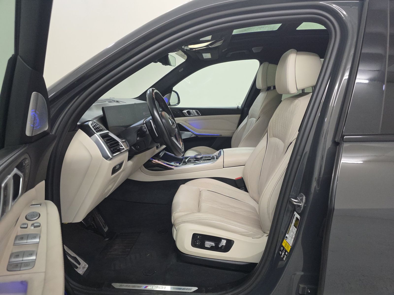 2023 BMW X7 M60i AWD