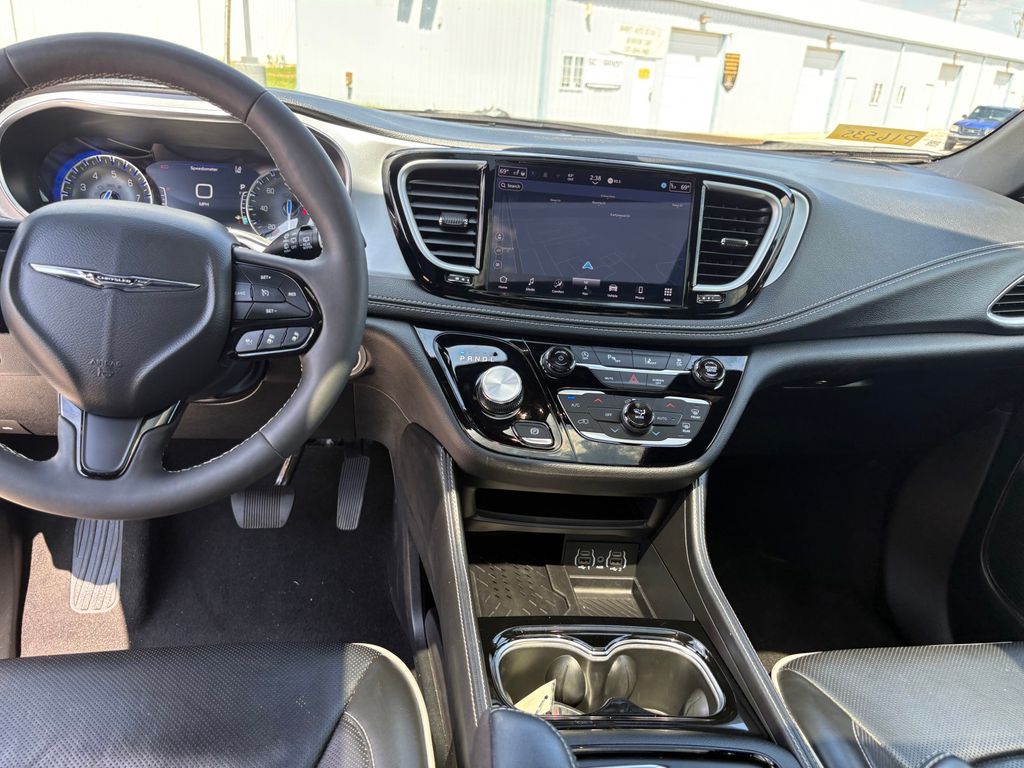 2025 Chrysler Pacifica Limited FWD