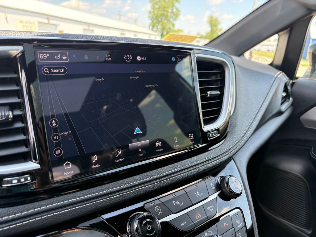 2025 Chrysler Pacifica Limited FWD