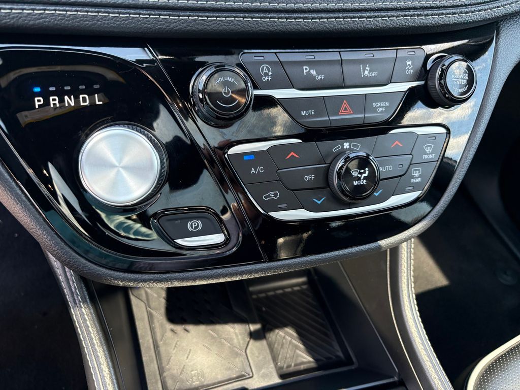 2025 Chrysler Pacifica Limited FWD