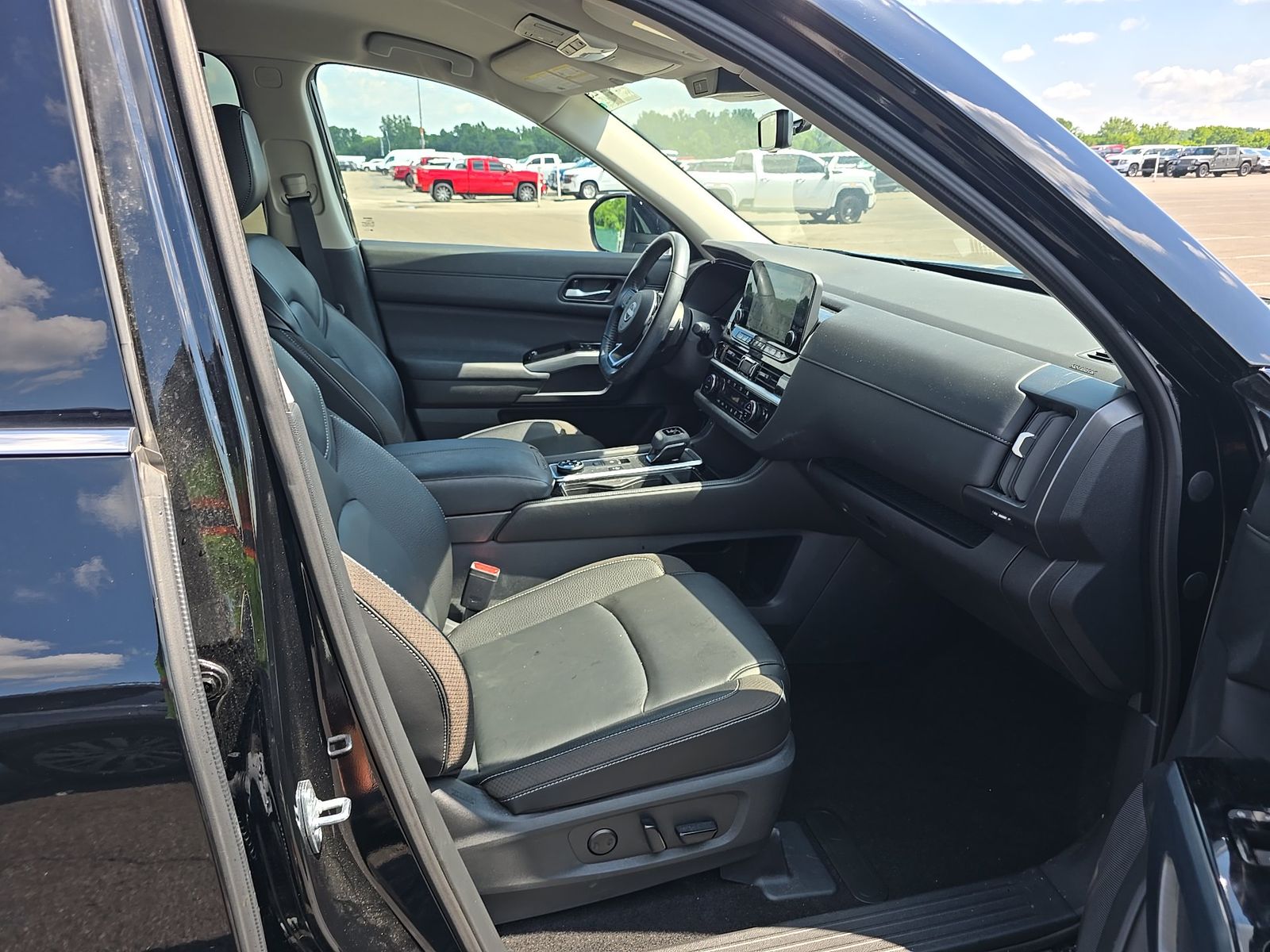 2025 Nissan Pathfinder SL AWD