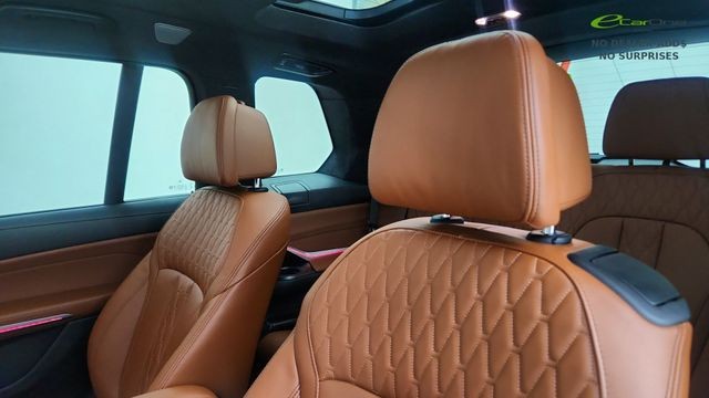 2025 BMW X7 M60i AWD