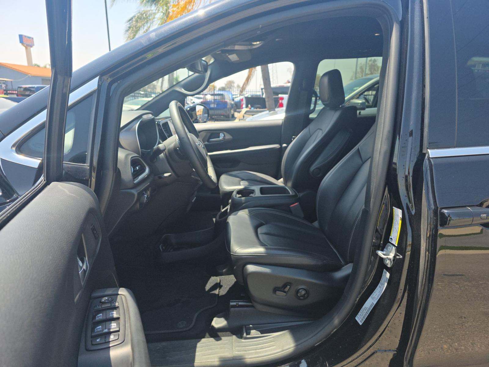 2025 Chrysler Pacifica Select FWD