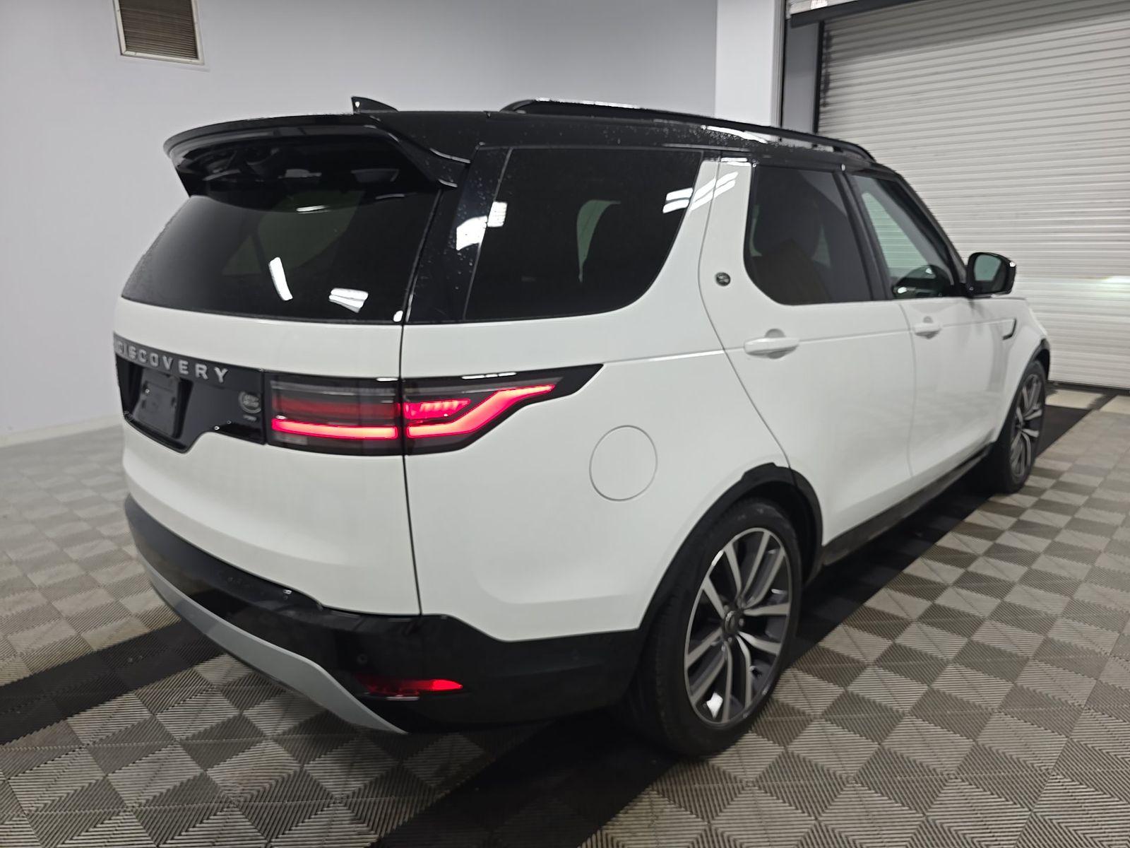 2023 Land Rover Discovery Metropolitan Edition FWD