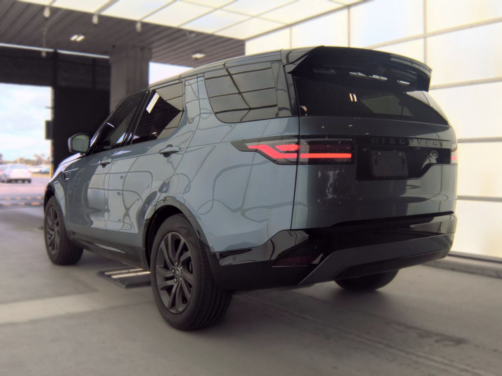 2023 Land Rover Discovery R-Dynamic S AWD