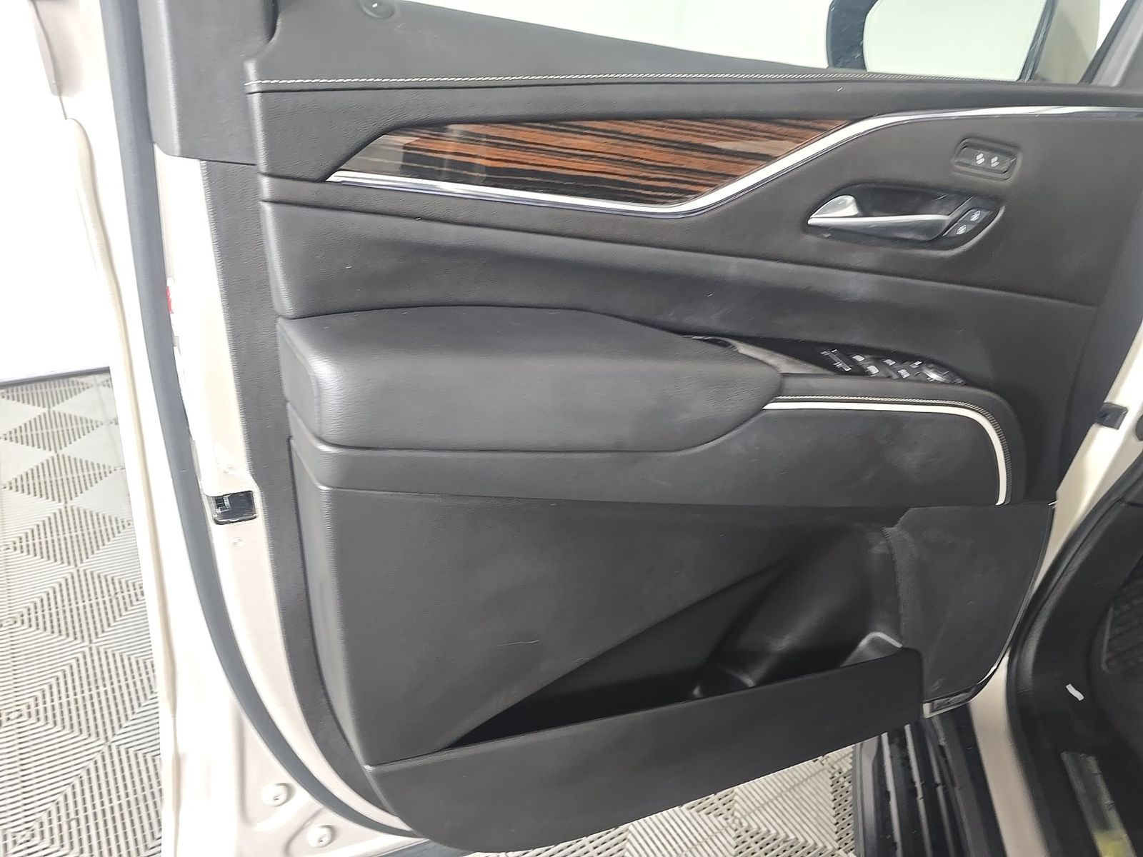 2024 Cadillac Escalade ESV Luxury RWD