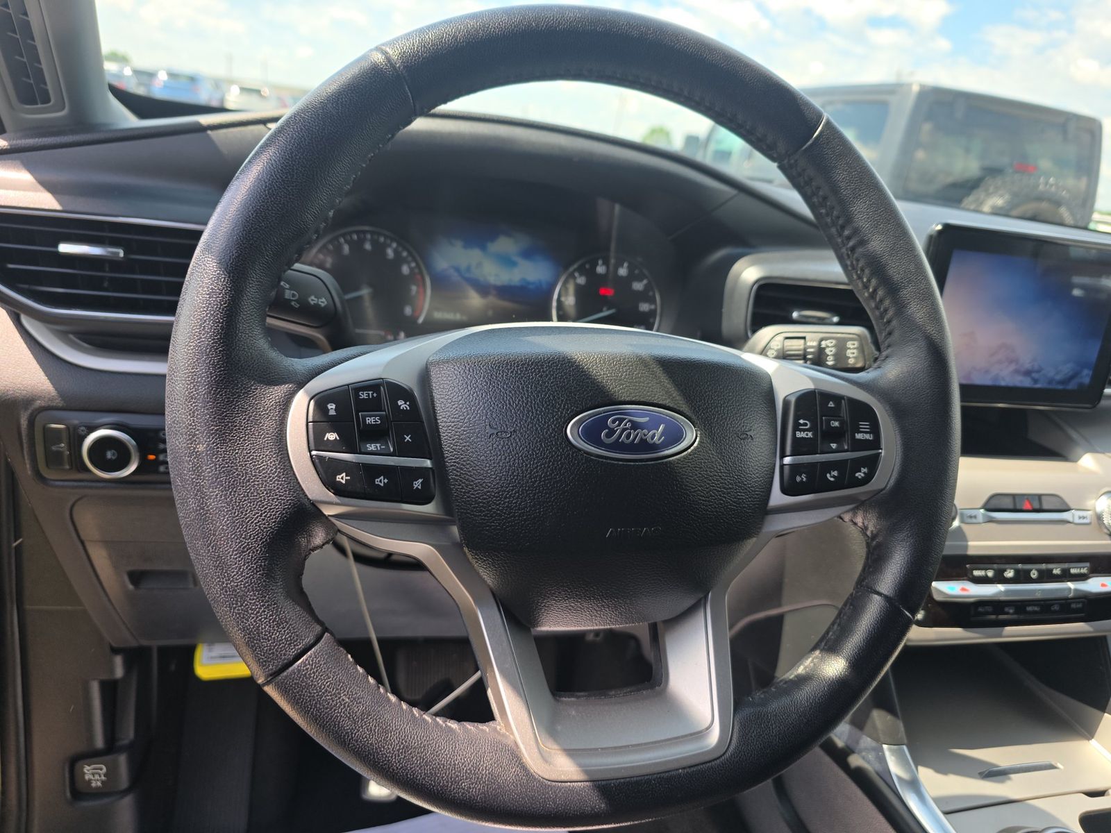 2023 Ford Explorer XLT RWD