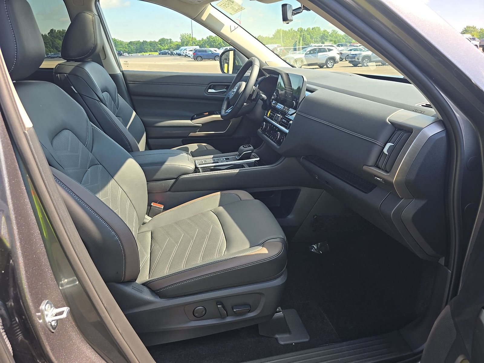 2025 Nissan Pathfinder Platinum FWD