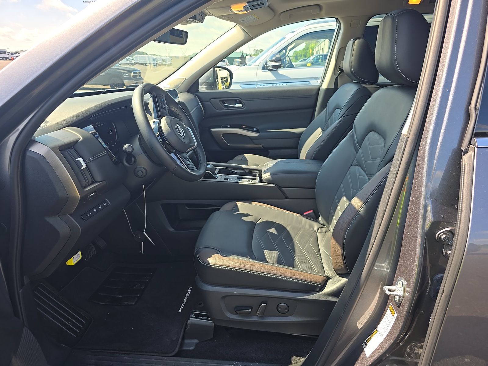 2025 Nissan Pathfinder Platinum FWD
