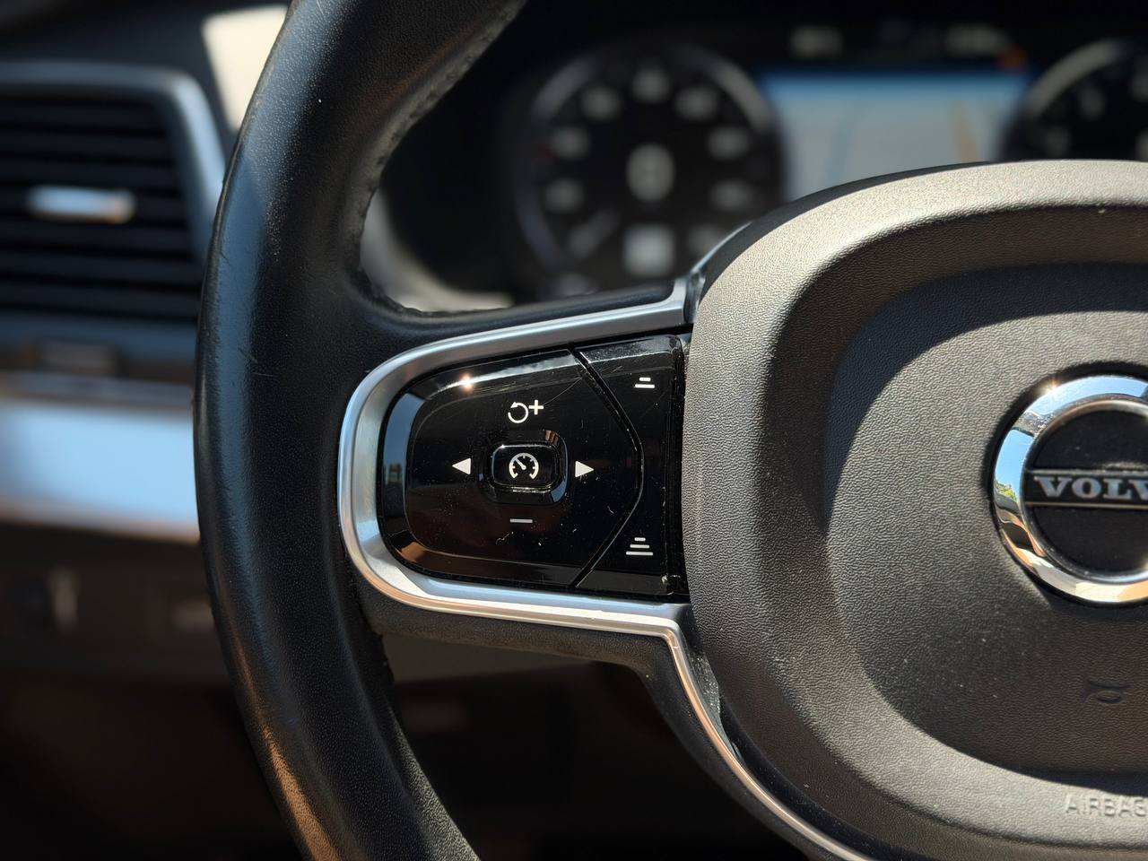 2018 Volvo XC90 T6 Momentum AWD