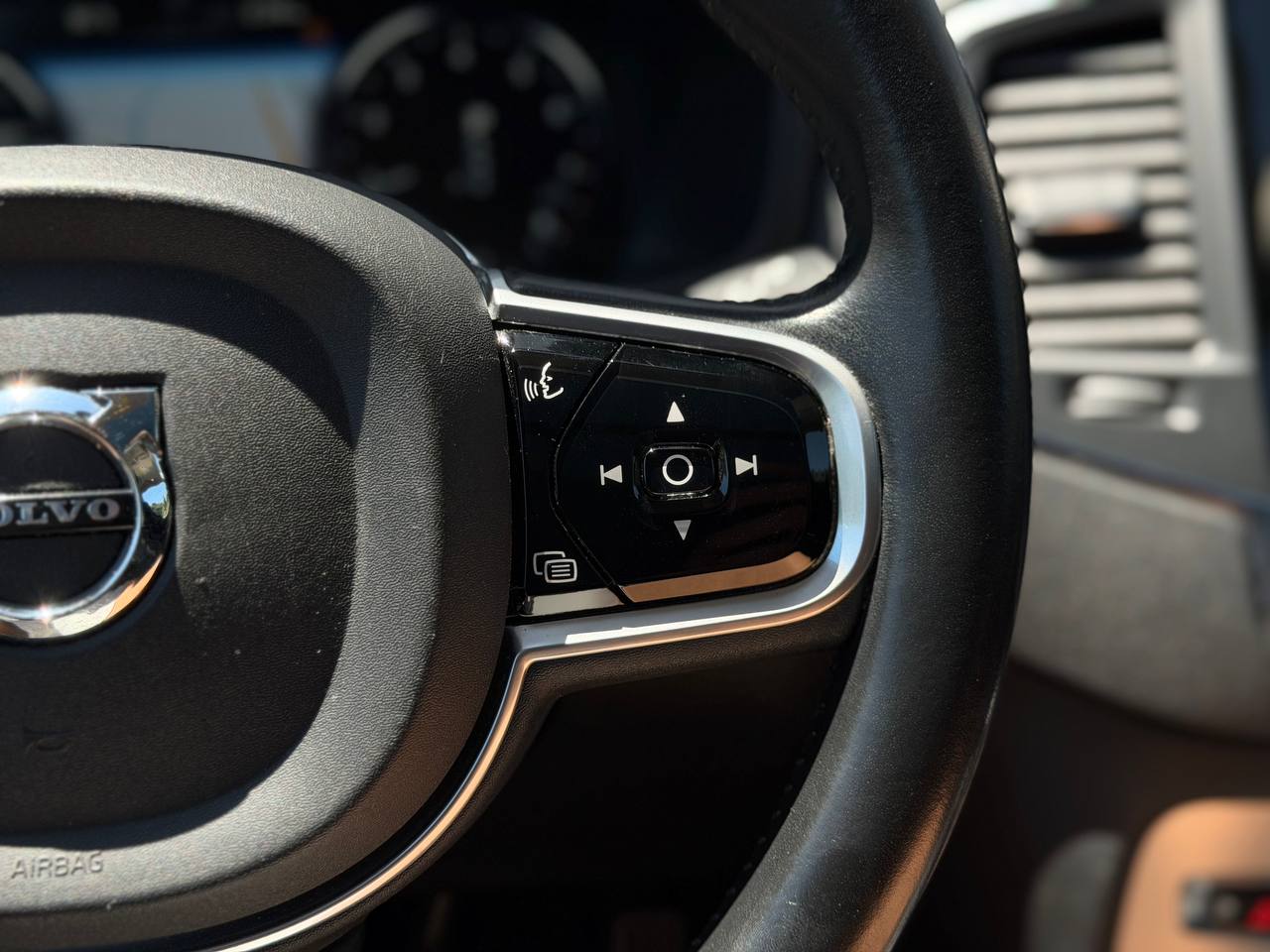2018 Volvo XC90 T6 Momentum AWD