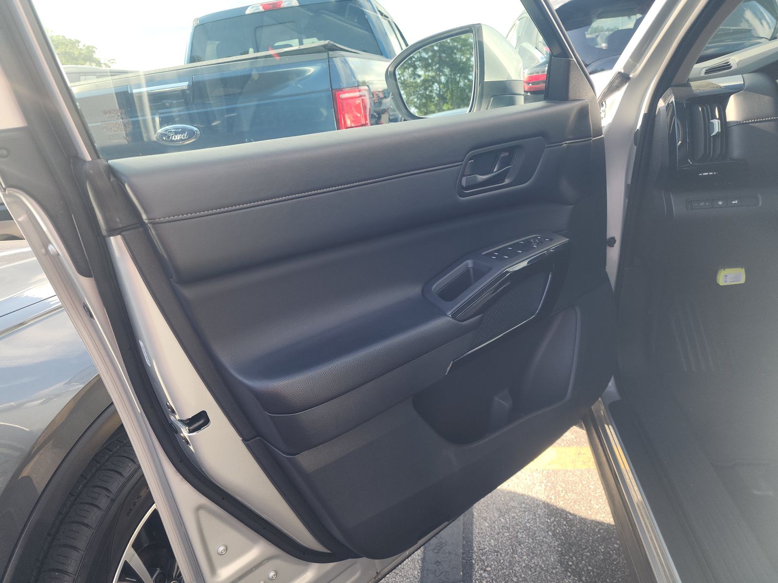 2025 Nissan Pathfinder SV FWD