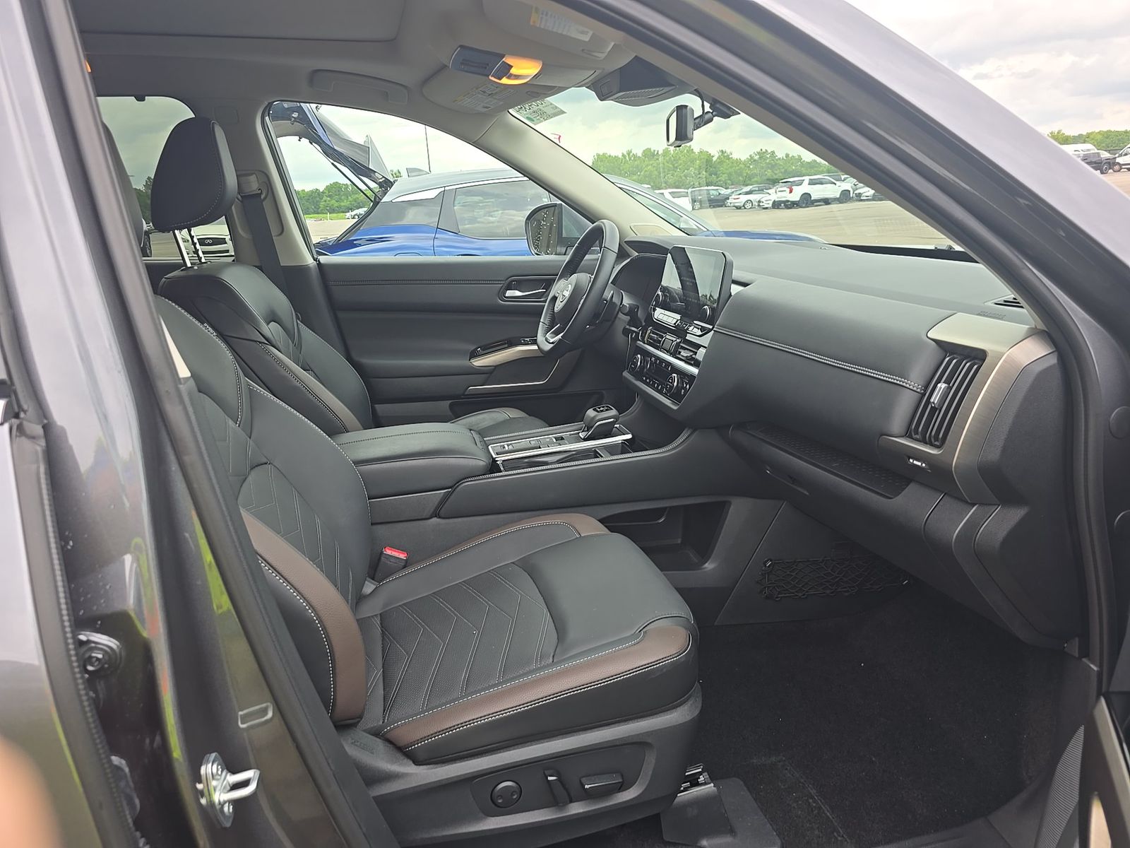 2025 Nissan Pathfinder Platinum FWD