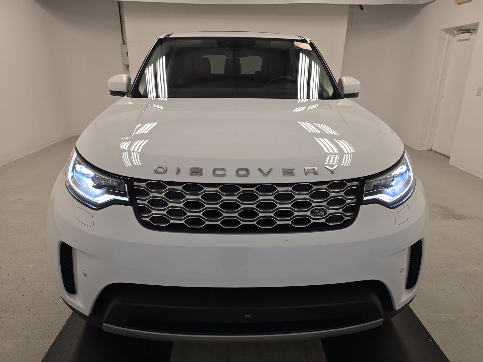 2023 Land Rover Discovery S FWD