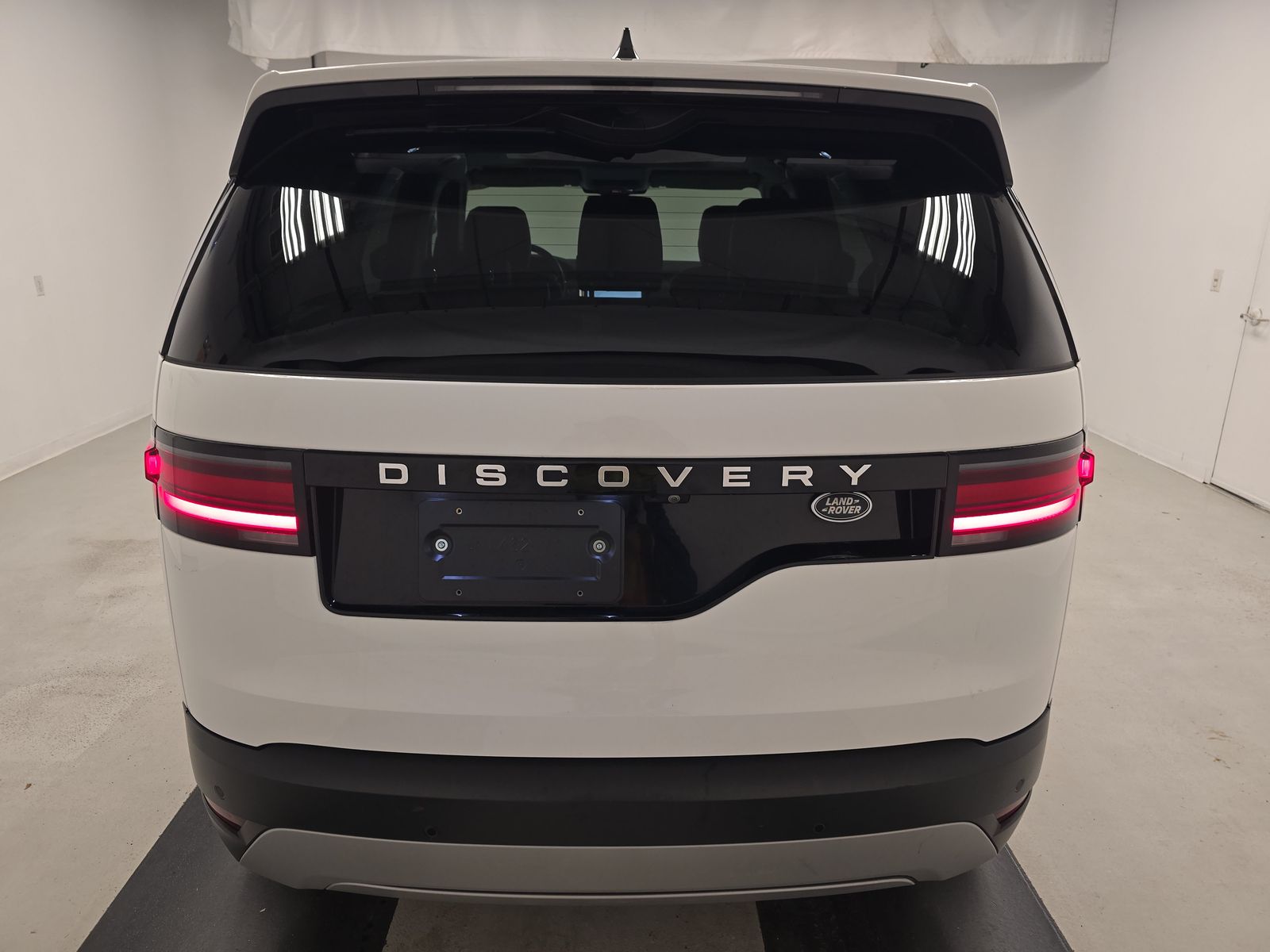 2023 Land Rover Discovery S FWD