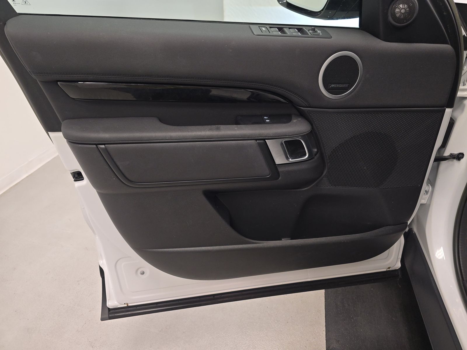 2023 Land Rover Discovery S FWD