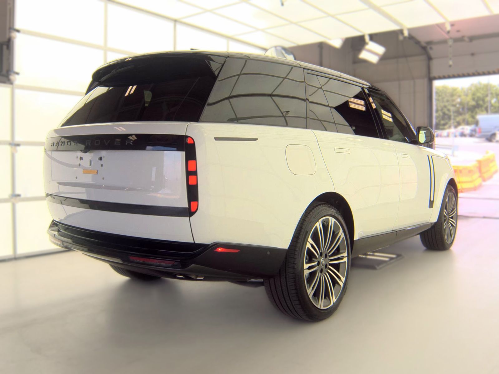 2025 Land Rover Range Rover SE LWB AWD